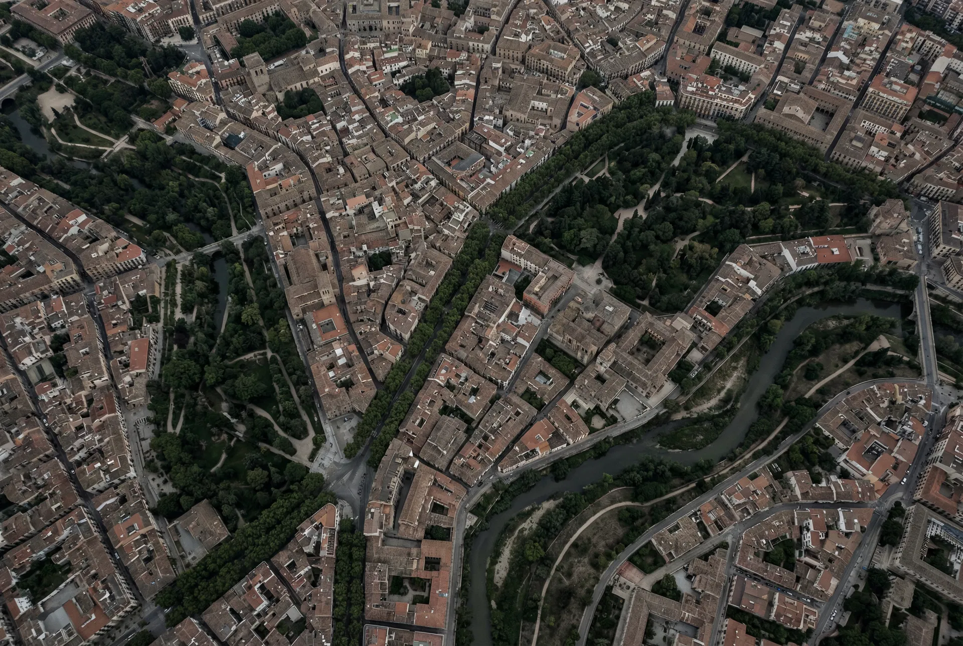 Vista aérea de una ciudad española con calles arboladas y zonas verdes
